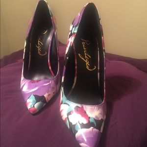 Super cute, never worn, purple floral stiletto